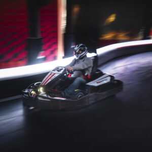 una gara di go kart al k1 speed torino