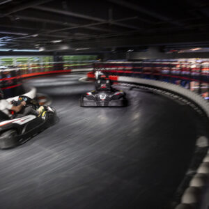 gara di go kart su un tratto sopraelevato del k1 speed a torino