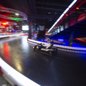 un go kart che corre su una pista illuminata a LED a velocità k1 a torino