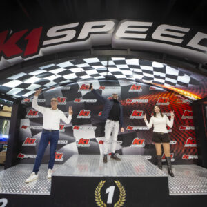 la gente festeggia sul podio al k1 speed di torino