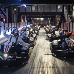 una griglia completa di go-kart si trova sul rettilineo principale a k1 speed torino