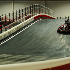 un kart fait une course en descente sur la piste intérieure à plusieurs niveaux à la vitesse du k1 au Mans