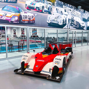 une voiture de course LMP exposée au K1 Speed ??Le Mans